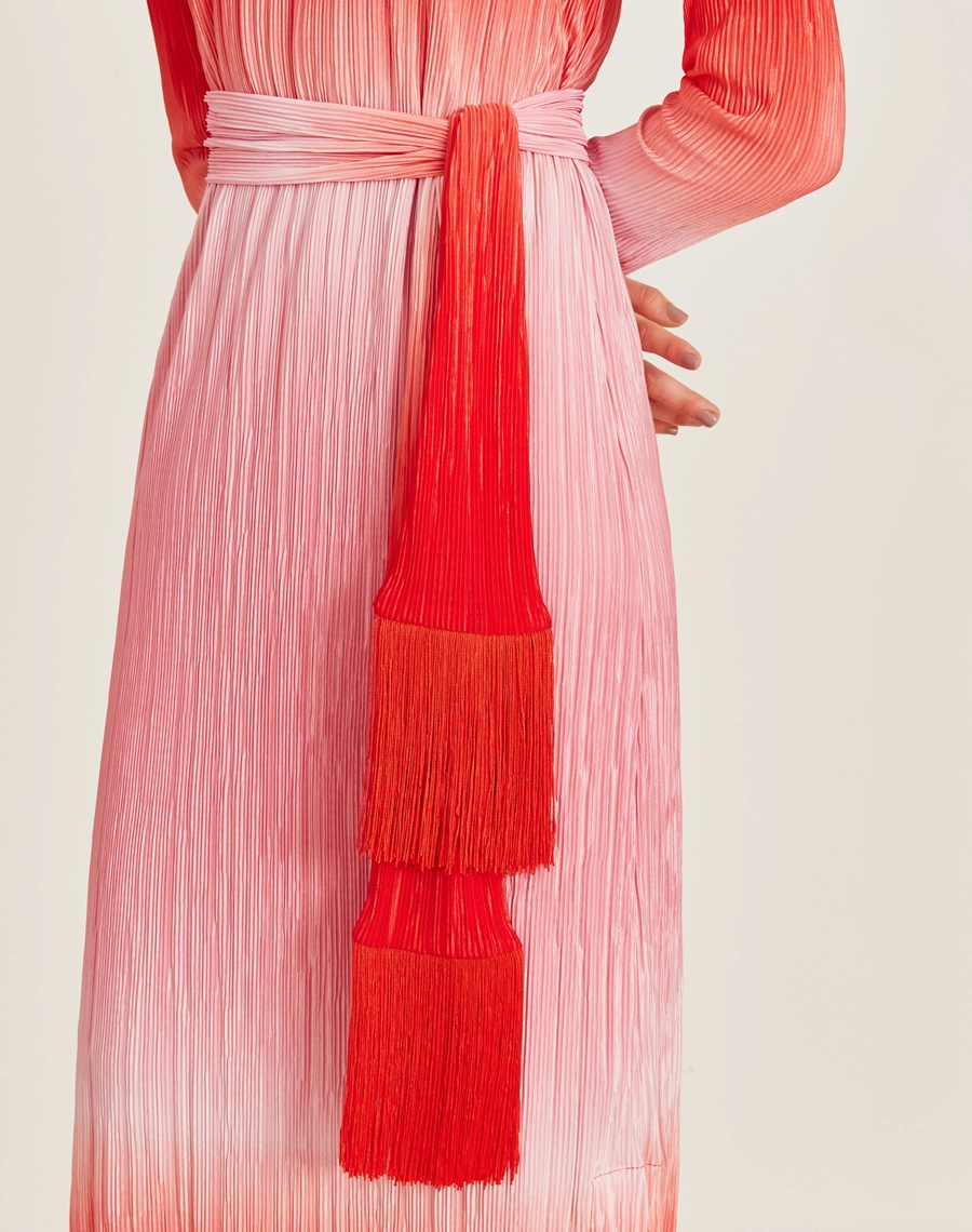 O Vestido Midi Luara com o degradê cria um efeito harmonioso e moderno, perfeito para destacar a leveza e o charme da estação!