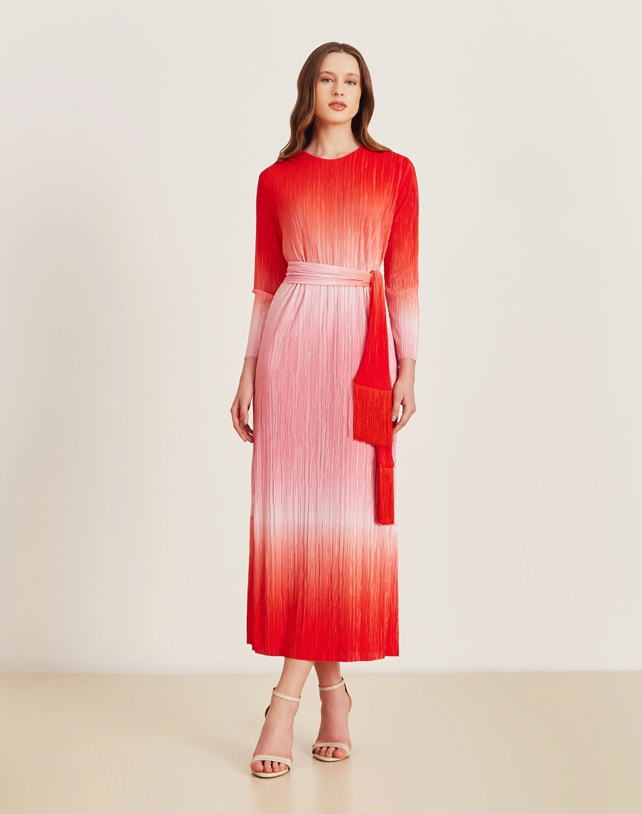 O Vestido Midi Luara com o degradê cria um efeito harmonioso e moderno, perfeito para destacar a leveza e o charme da estação!