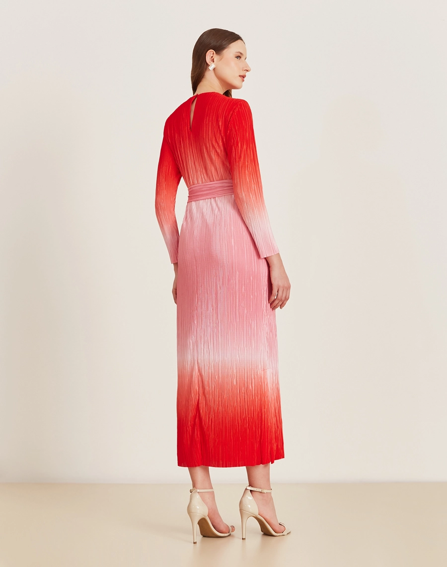 O Vestido Midi Luara com o degradê cria um efeito harmonioso e moderno, perfeito para destacar a leveza e o charme da estação!