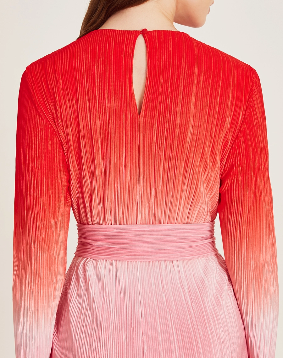O Vestido Midi Luara com o degradê cria um efeito harmonioso e moderno, perfeito para destacar a leveza e o charme da estação!