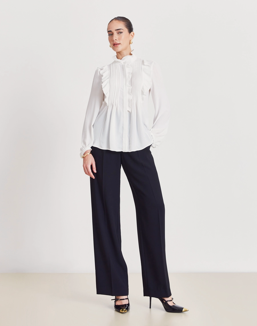Blusa Aline, confeccionada em crepinho, tecido leve, fluido e delicado, com toque macio e caimento elegante.