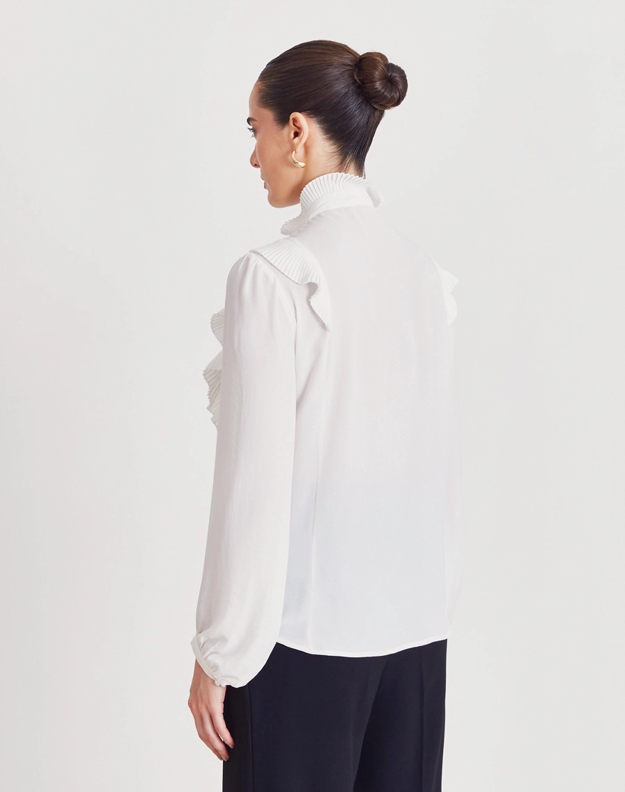 Blusa Aline, confeccionada em crepinho, tecido leve, fluido e delicado, com toque macio e caimento elegante.