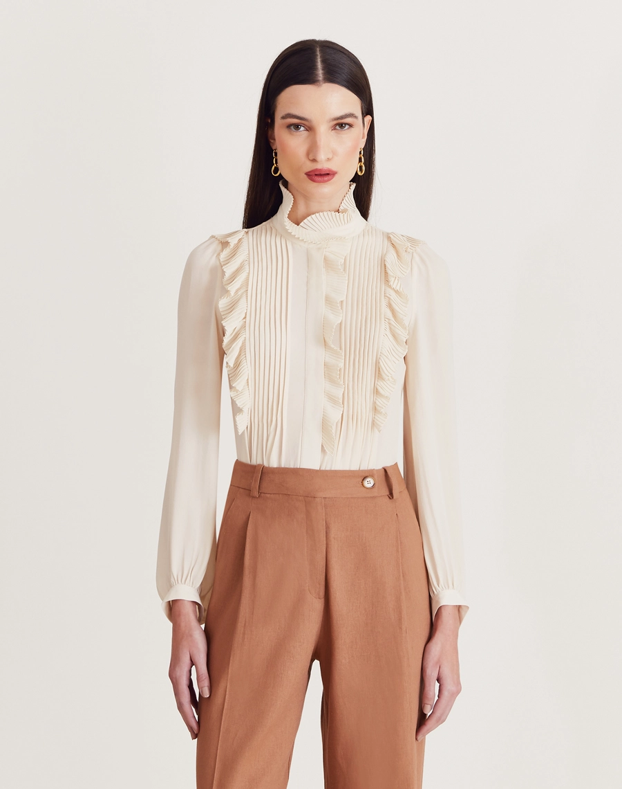 Blusa Aline, confeccionada em crepinho, tecido leve, fluido e delicado, com toque macio e caimento elegante.