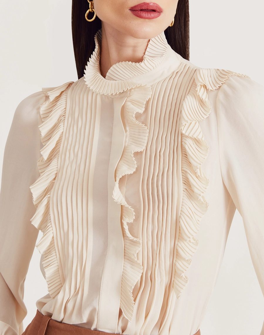 Blusa Aline, confeccionada em crepinho, tecido leve, fluido e delicado, com toque macio e caimento elegante.