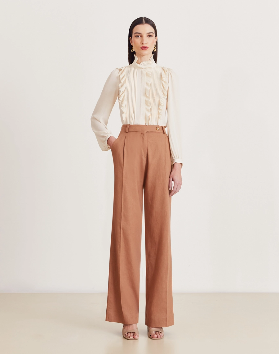 Blusa Aline, confeccionada em crepinho, tecido leve, fluido e delicado, com toque macio e caimento elegante.