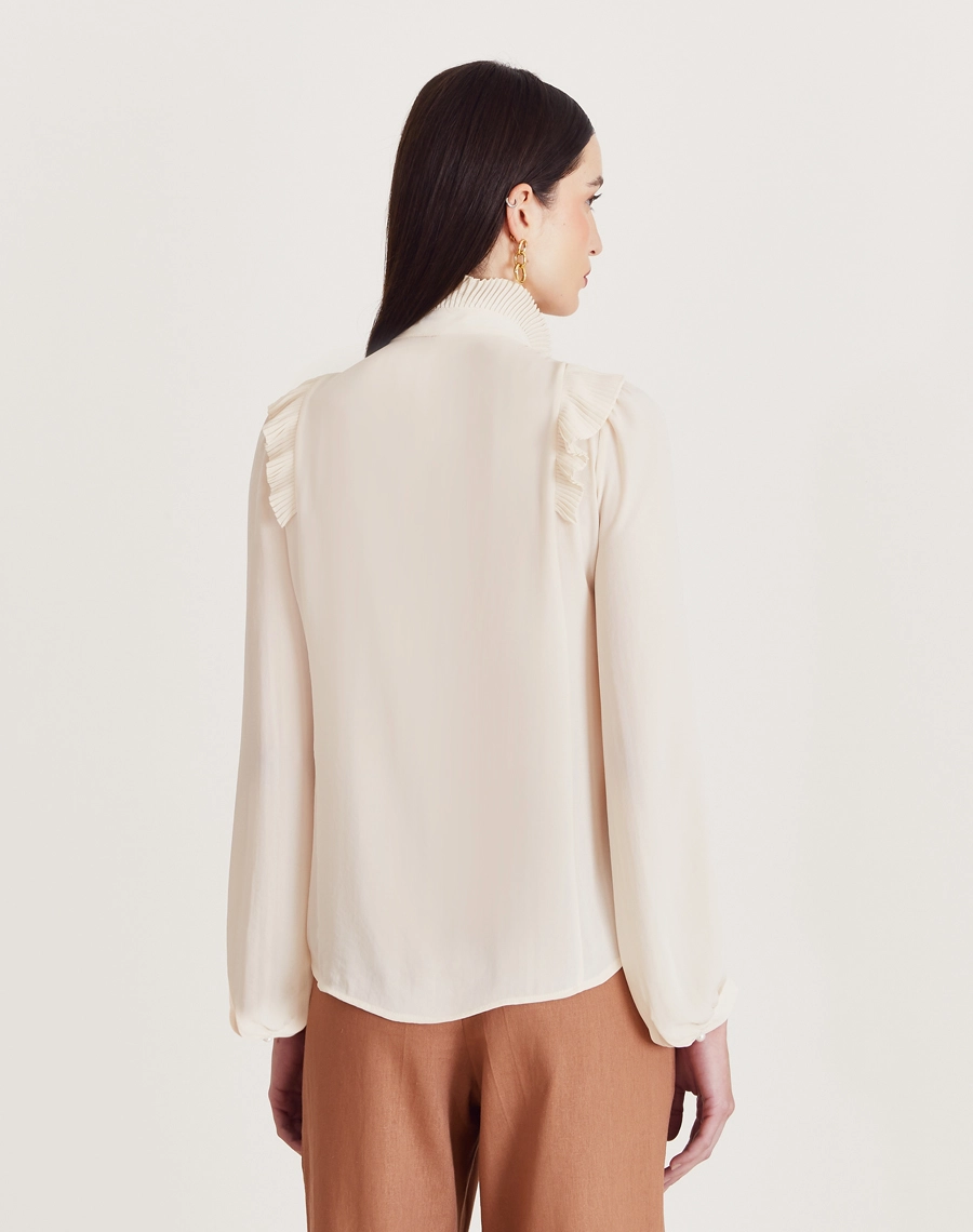 Blusa Aline, confeccionada em crepinho, tecido leve, fluido e delicado, com toque macio e caimento elegante.