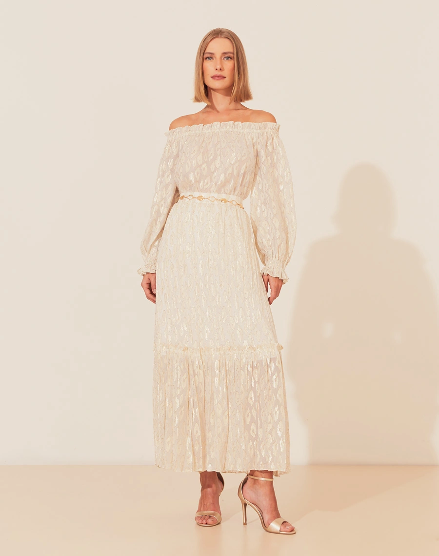 A Bata Geise é confeccionada em seda mista. Os detalhes em lurex adicionam um brilho discreto, tornando essa bata de seda a escolha perfeita para eventos especiais, jantares elegantes ou reuniões sofisticadas.