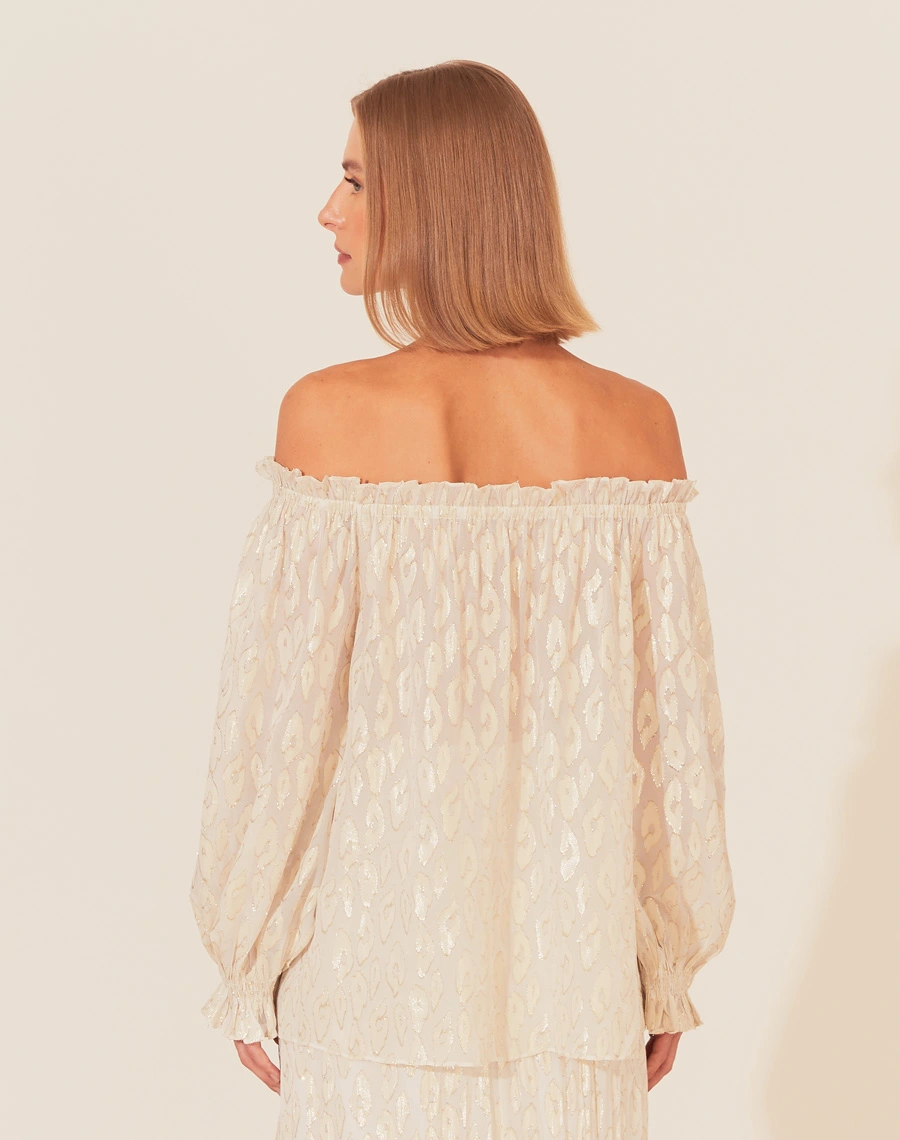 A Bata Geise é confeccionada em seda mista. Os detalhes em lurex adicionam um brilho discreto, tornando essa bata de seda a escolha perfeita para eventos especiais, jantares elegantes ou reuniões sofisticadas.
