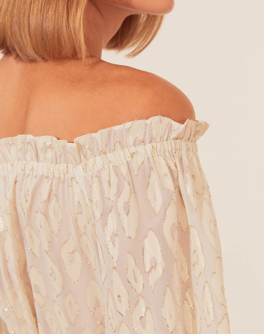 A Bata Geise é confeccionada em seda mista. Os detalhes em lurex adicionam um brilho discreto, tornando essa bata de seda a escolha perfeita para eventos especiais, jantares elegantes ou reuniões sofisticadas.