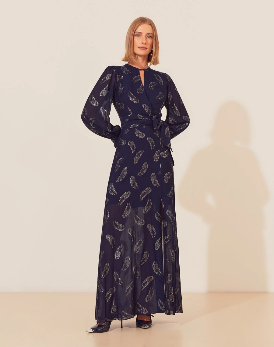O Vestido Longo Isadora é confeccionado em seda mista. Os detalhes em lurex adicionam um brilho discreto e refinado, tornando este vestido a escolha perfeita para eventos sofisticados, como casamentos, festas e jantares especiais.