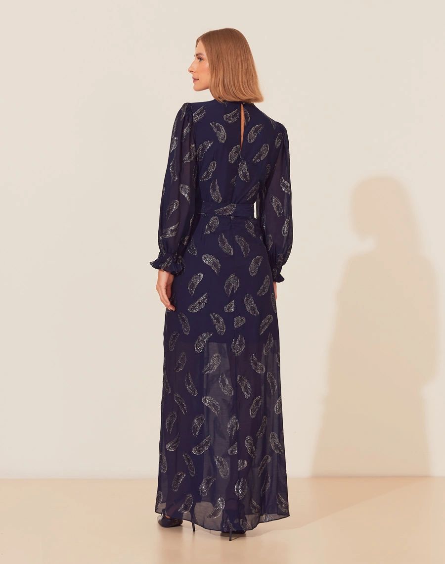 O Vestido Longo Isadora é confeccionado em seda mista. Os detalhes em lurex adicionam um brilho discreto e refinado, tornando este vestido a escolha perfeita para eventos sofisticados, como casamentos, festas e jantares especiais.