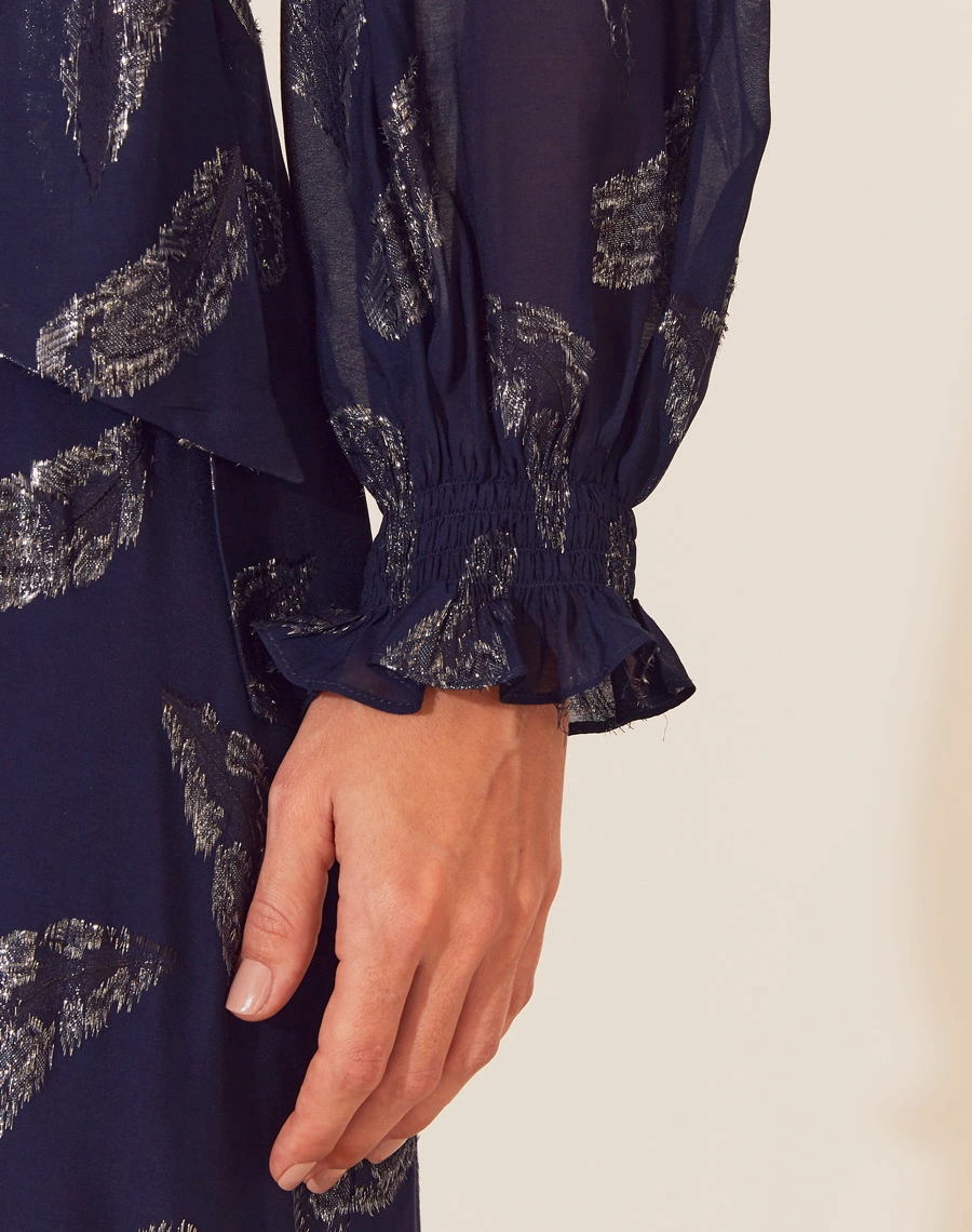 O Vestido Longo Isadora é confeccionado em seda mista. Os detalhes em lurex adicionam um brilho discreto e refinado, tornando este vestido a escolha perfeita para eventos sofisticados, como casamentos, festas e jantares especiais.