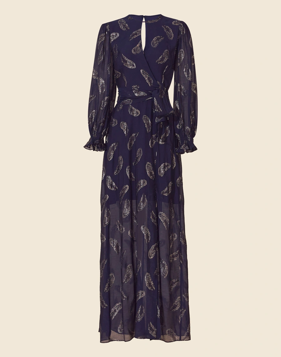 O Vestido Longo Isadora é confeccionado em seda mista. Os detalhes em lurex adicionam um brilho discreto e refinado, tornando este vestido a escolha perfeita para eventos sofisticados, como casamentos, festas e jantares especiais.