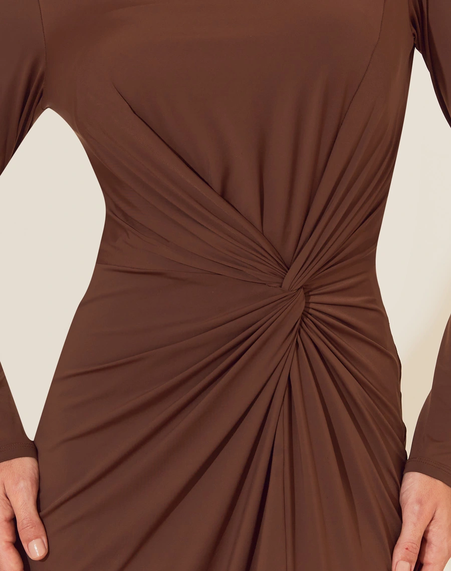 O Vestido Midi Mayla é confeccionado em malha fluity. Perfeito para coquetéis, eventos especiais ou jantares.