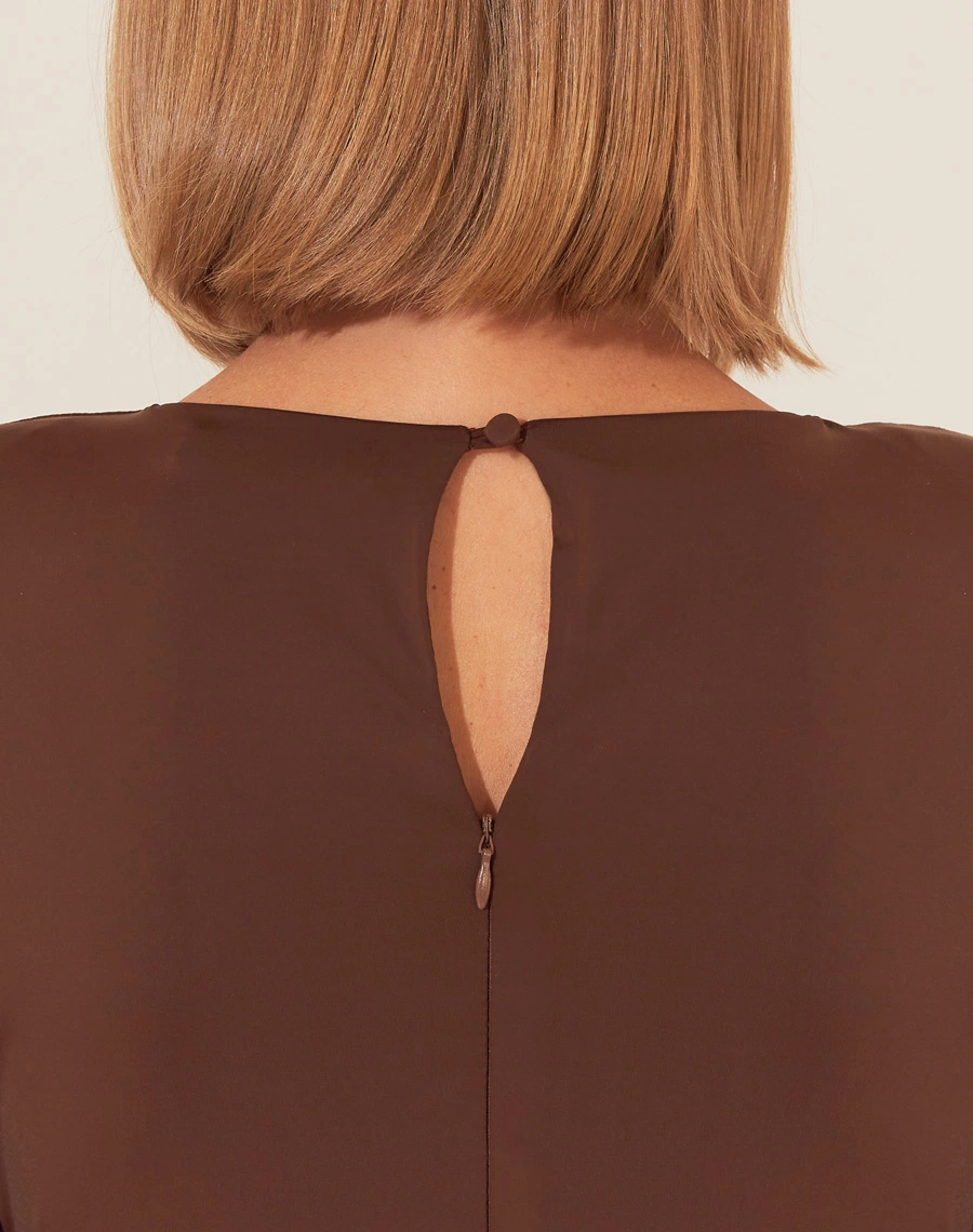 O Vestido Midi Mayla é confeccionado em malha fluity. Perfeito para coquetéis, eventos especiais ou jantares.