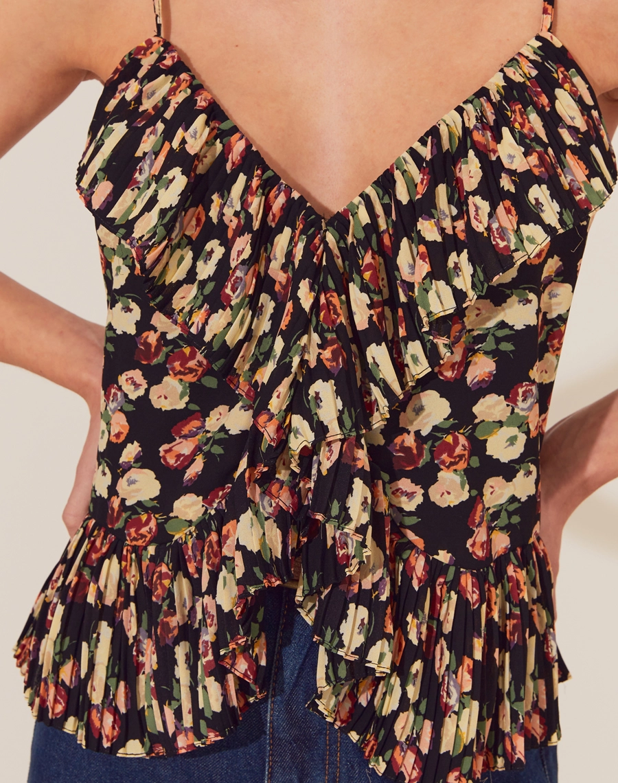 O Top Clarice é confeccionado em crepinho estampado. Com sua estampa floral exclusiva, pode ser usado tanto no dia a dia, quanto em produções mais sofisticadas para ocasiões especiais, como jantares românticos ou eventos noturnos.
