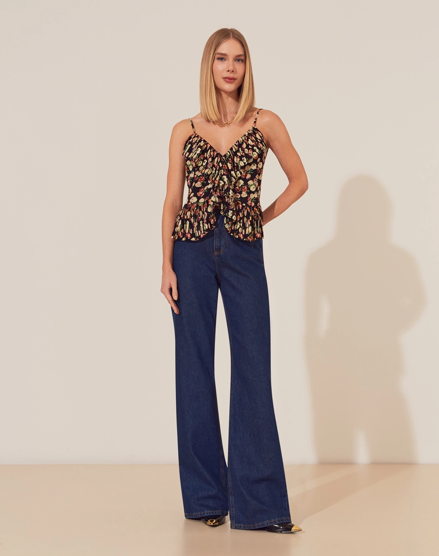 O Top Clarice é confeccionado em crepinho estampado. Com sua estampa floral exclusiva, pode ser usado tanto no dia a dia, quanto em produções mais sofisticadas para ocasiões especiais, como jantares românticos ou eventos noturnos.