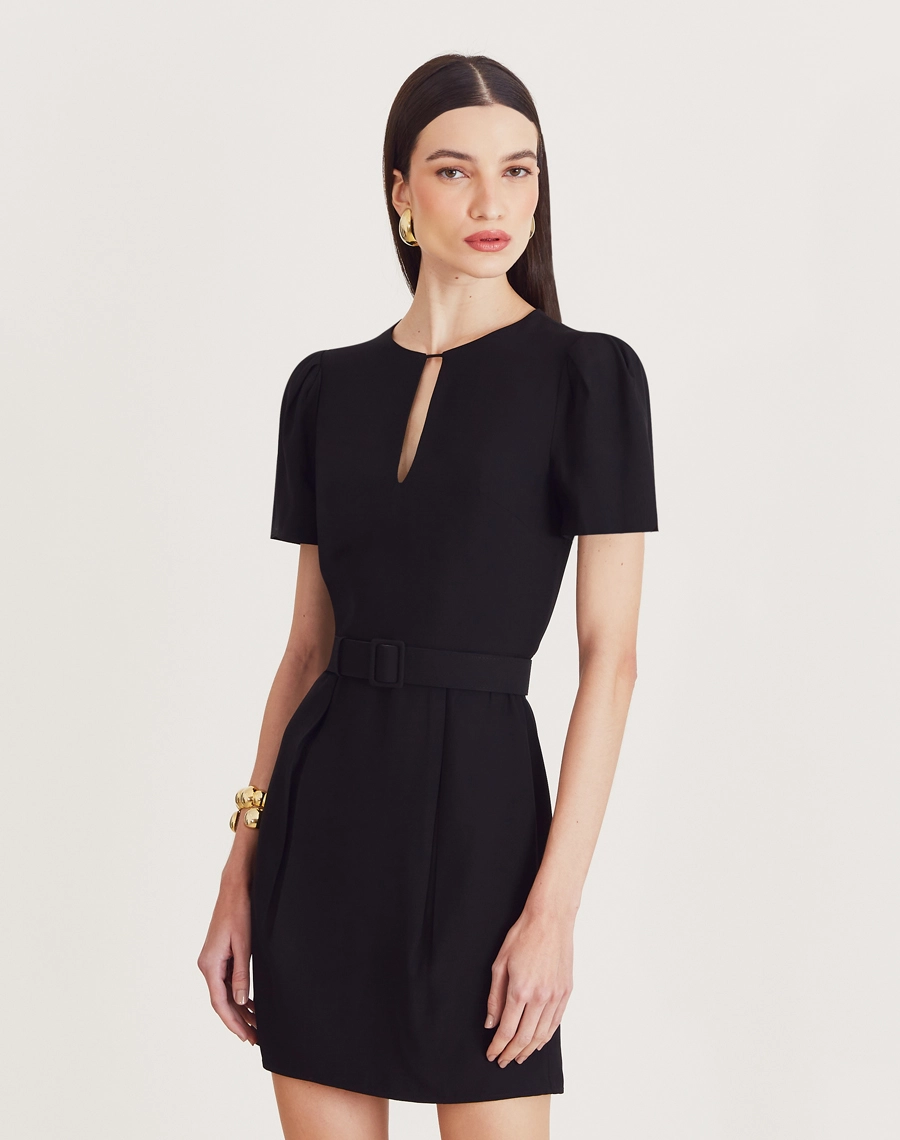 O Vestido Curto Desiré é confeccionado em crepe patou. Indispensável para quem busca um visual delicado e elegante, é uma peça que transita por diversas ocasiões, desde eventos casuais até encontros românticos.