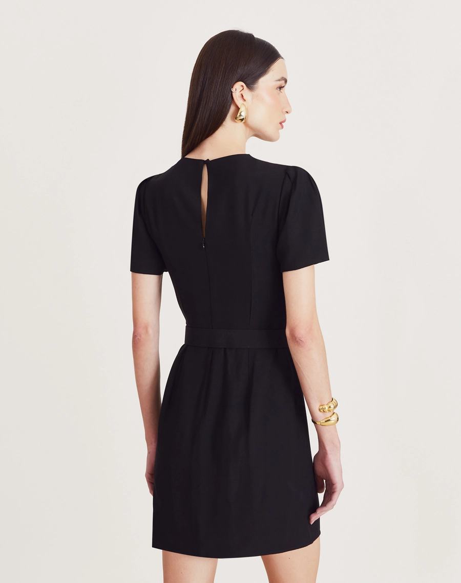 O Vestido Curto Desiré é confeccionado em crepe patou. Indispensável para quem busca um visual delicado e elegante, é uma peça que transita por diversas ocasiões, desde eventos casuais até encontros românticos.