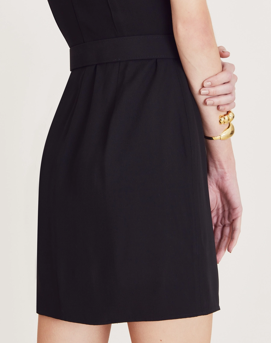 O Vestido Curto Desiré é confeccionado em crepe patou. Indispensável para quem busca um visual delicado e elegante, é uma peça que transita por diversas ocasiões, desde eventos casuais até encontros românticos.