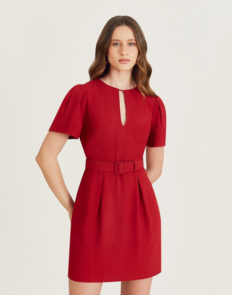 O Vestido Curto Desiré é confeccionado em crepe patou. Indispensável para quem busca um visual delicado e elegante, é uma peça que transita por diversas ocasiões, desde eventos casuais até encontros românticos.