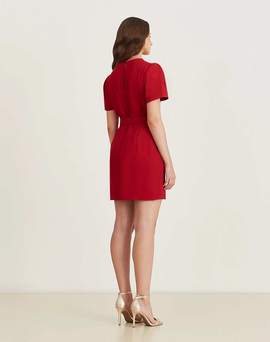 O Vestido Curto Desiré é confeccionado em crepe patou. Indispensável para quem busca um visual delicado e elegante, é uma peça que transita por diversas ocasiões, desde eventos casuais até encontros românticos.