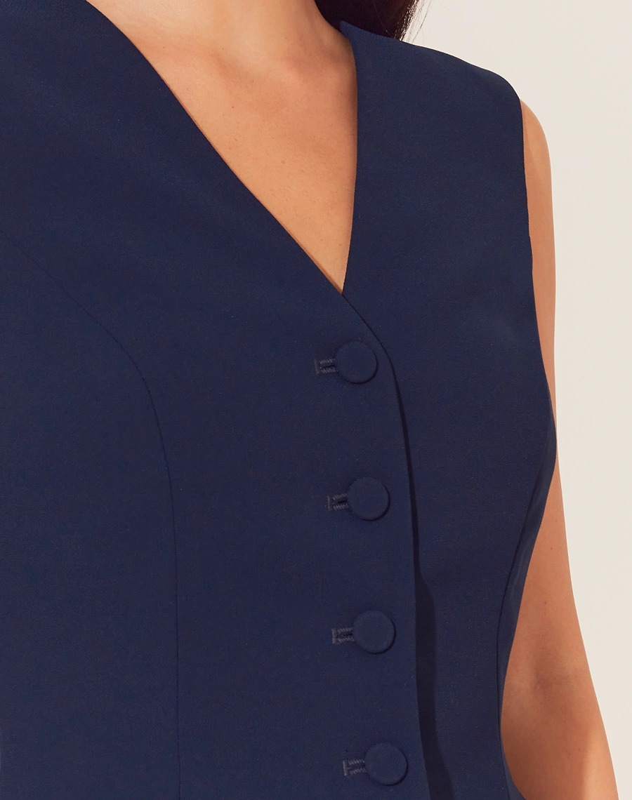 O Colete Jessy é confeccionado em crepe zara. Esse é ideal para eventos casuais ou corporativos, podendo transitar por ocasiões durante o dia e a noite.