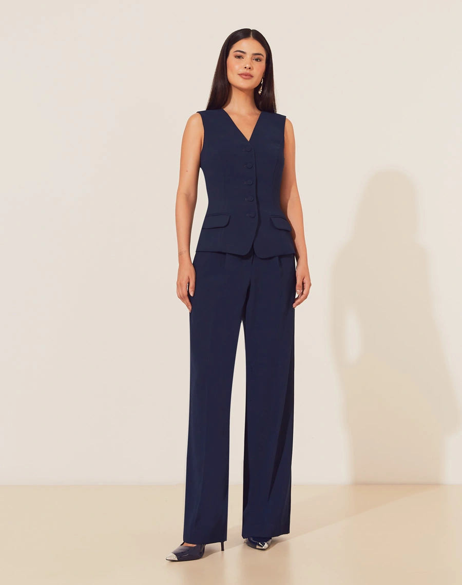 O Colete Jessy é confeccionado em crepe zara. Esse é ideal para eventos casuais ou corporativos, podendo transitar por ocasiões durante o dia e a noite.