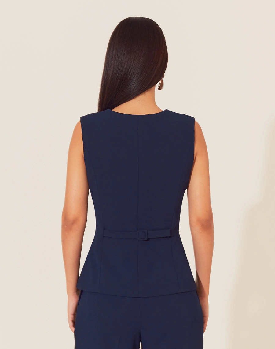 O Colete Jessy é confeccionado em crepe zara. Esse é ideal para eventos casuais ou corporativos, podendo transitar por ocasiões durante o dia e a noite.