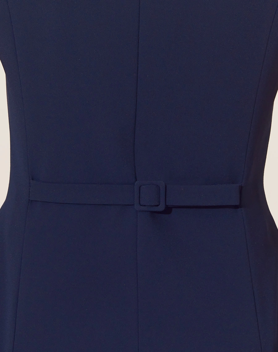O Colete Jessy é confeccionado em crepe zara. Esse é ideal para eventos casuais ou corporativos, podendo transitar por ocasiões durante o dia e a noite.