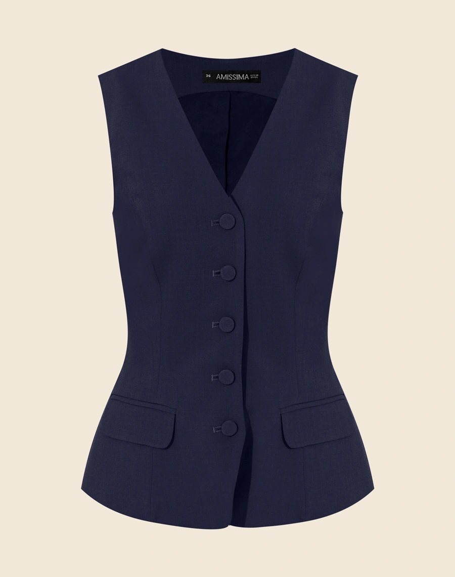 O Colete Jessy é confeccionado em crepe zara. Esse é ideal para eventos casuais ou corporativos, podendo transitar por ocasiões durante o dia e a noite.