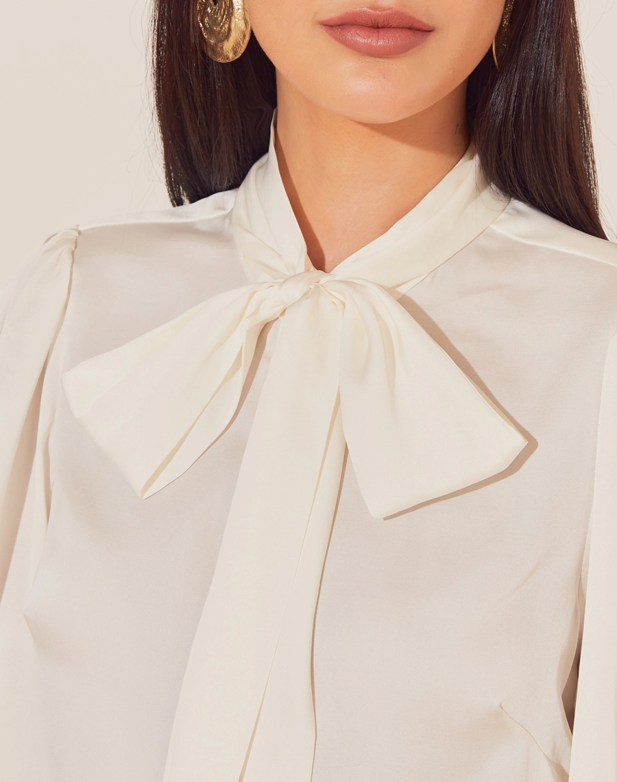 Camisa Débora é confeccionada em cetim. Ideal para o dia a dia, a camisa é versátil, podendo ser combinada em looks que transitam facilmente entre o dia e a noite, oferecendo praticidade e estilo. 