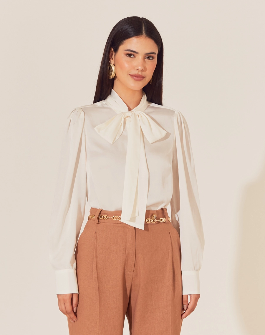 Camisa Débora é confeccionada em cetim. Ideal para o dia a dia, a camisa é versátil, podendo ser combinada em looks que transitam facilmente entre o dia e a noite, oferecendo praticidade e estilo. 