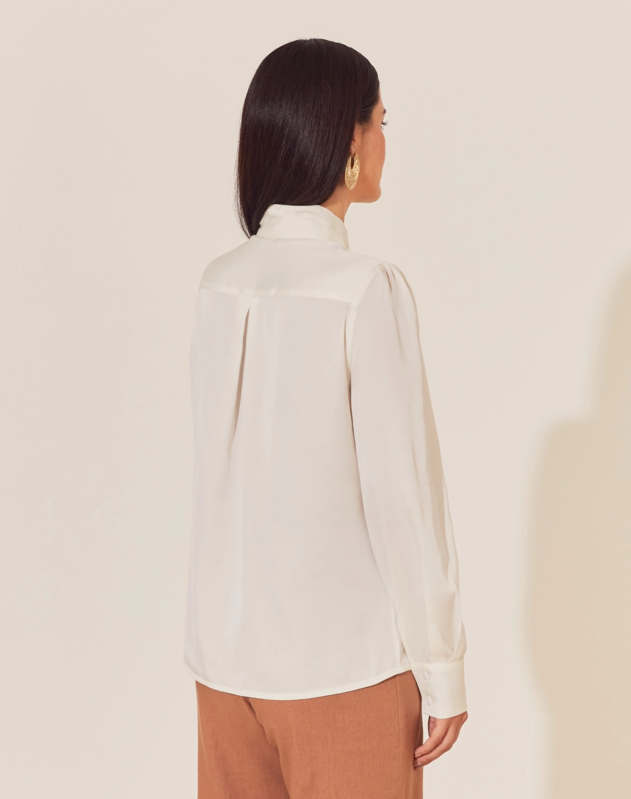 Camisa Débora é confeccionada em cetim. Ideal para o dia a dia, a camisa é versátil, podendo ser combinada em looks que transitam facilmente entre o dia e a noite, oferecendo praticidade e estilo. 