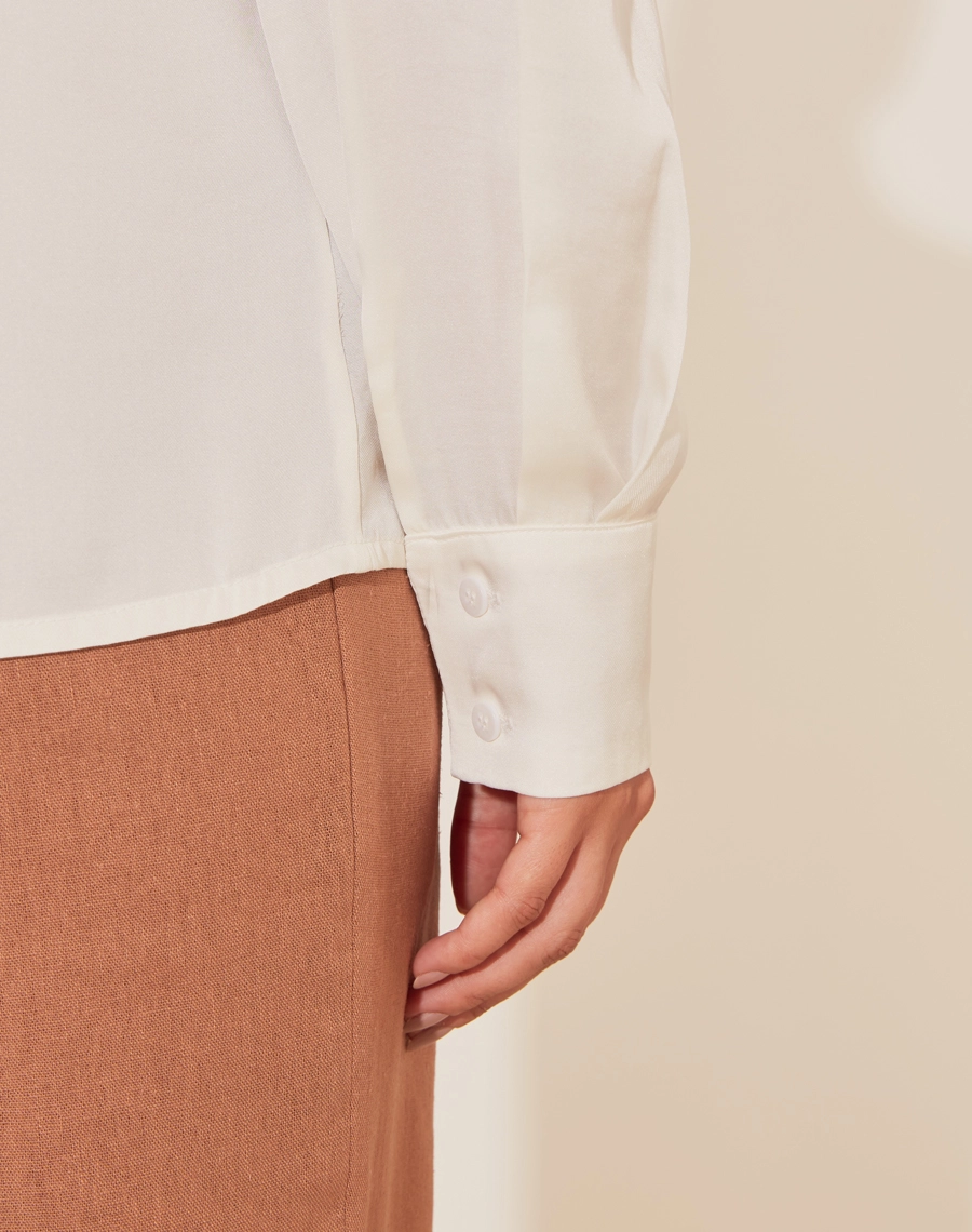 Camisa Débora é confeccionada em cetim. Ideal para o dia a dia, a camisa é versátil, podendo ser combinada em looks que transitam facilmente entre o dia e a noite, oferecendo praticidade e estilo. 