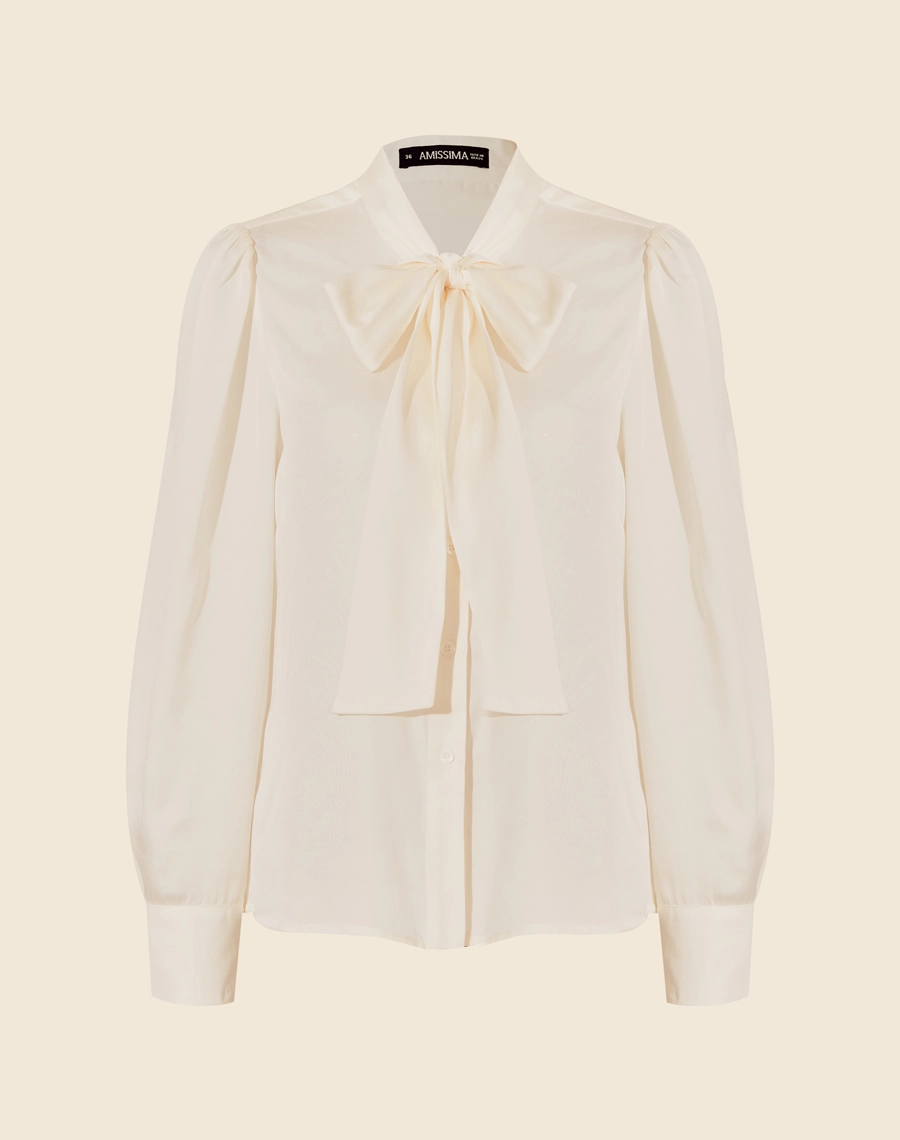 Camisa Débora é confeccionada em cetim. Ideal para o dia a dia, a camisa é versátil, podendo ser combinada em looks que transitam facilmente entre o dia e a noite, oferecendo praticidade e estilo. 