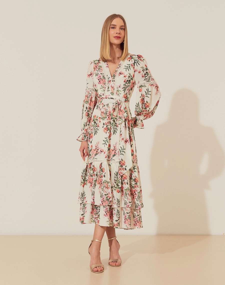 O Vestido Midi Andressa é confeccionado em crepinho estampado, um tecido leve e fluido, que proporciona conforto nos dias mais frescos. Com a clássica estampa floral Amissima, este vestido é a escolha perfeita para eventos sofisticados, como casamentos, festas e jantares especiais. 