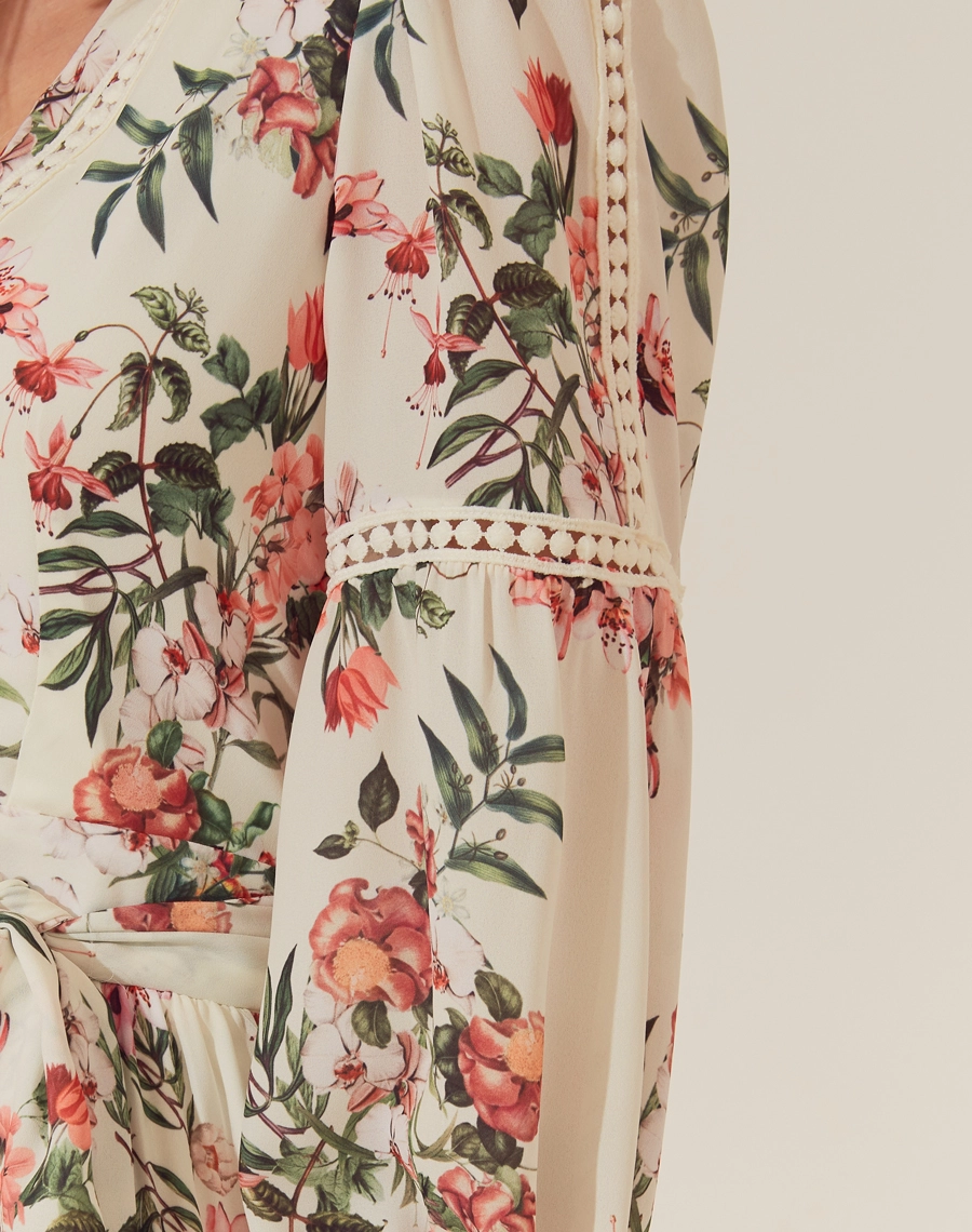 O Vestido Midi Andressa é confeccionado em crepinho estampado, um tecido leve e fluido, que proporciona conforto nos dias mais frescos. Com a clássica estampa floral Amissima, este vestido é a escolha perfeita para eventos sofisticados, como casamentos, festas e jantares especiais. 