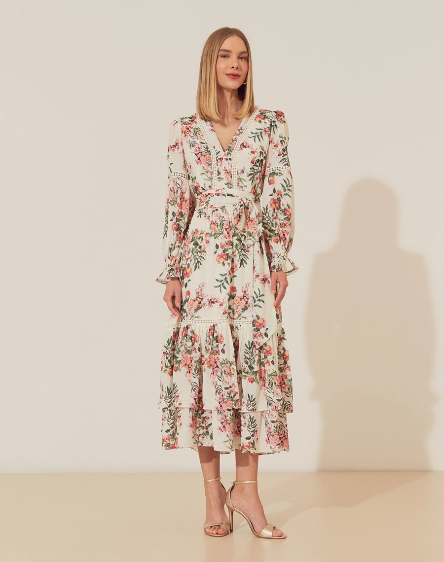 O Vestido Midi Andressa é confeccionado em crepinho estampado, um tecido leve e fluido, que proporciona conforto nos dias mais frescos. Com a clássica estampa floral Amissima, este vestido é a escolha perfeita para eventos sofisticados, como casamentos, festas e jantares especiais. 