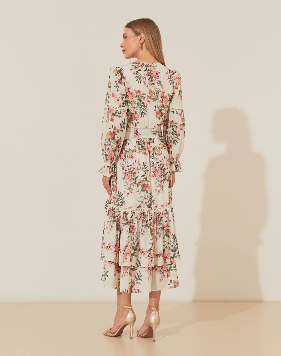 O Vestido Midi Andressa é confeccionado em crepinho estampado, um tecido leve e fluido, que proporciona conforto nos dias mais frescos. Com a clássica estampa floral Amissima, este vestido é a escolha perfeita para eventos sofisticados, como casamentos, festas e jantares especiais. 