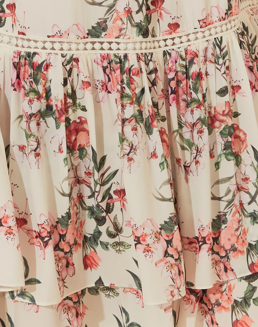 O Vestido Midi Andressa é confeccionado em crepinho estampado, um tecido leve e fluido, que proporciona conforto nos dias mais frescos. Com a clássica estampa floral Amissima, este vestido é a escolha perfeita para eventos sofisticados, como casamentos, festas e jantares especiais. 