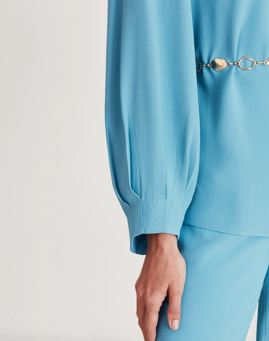 A Blusa Vitória é confeccionada em crepe patou. Indispensável para quem busca um visual elegante e versátil, a Blusa Vitória é perfeita para transitar facilmente entre reuniões de trabalho e eventos sociais, tanto de dia quanto à noite.