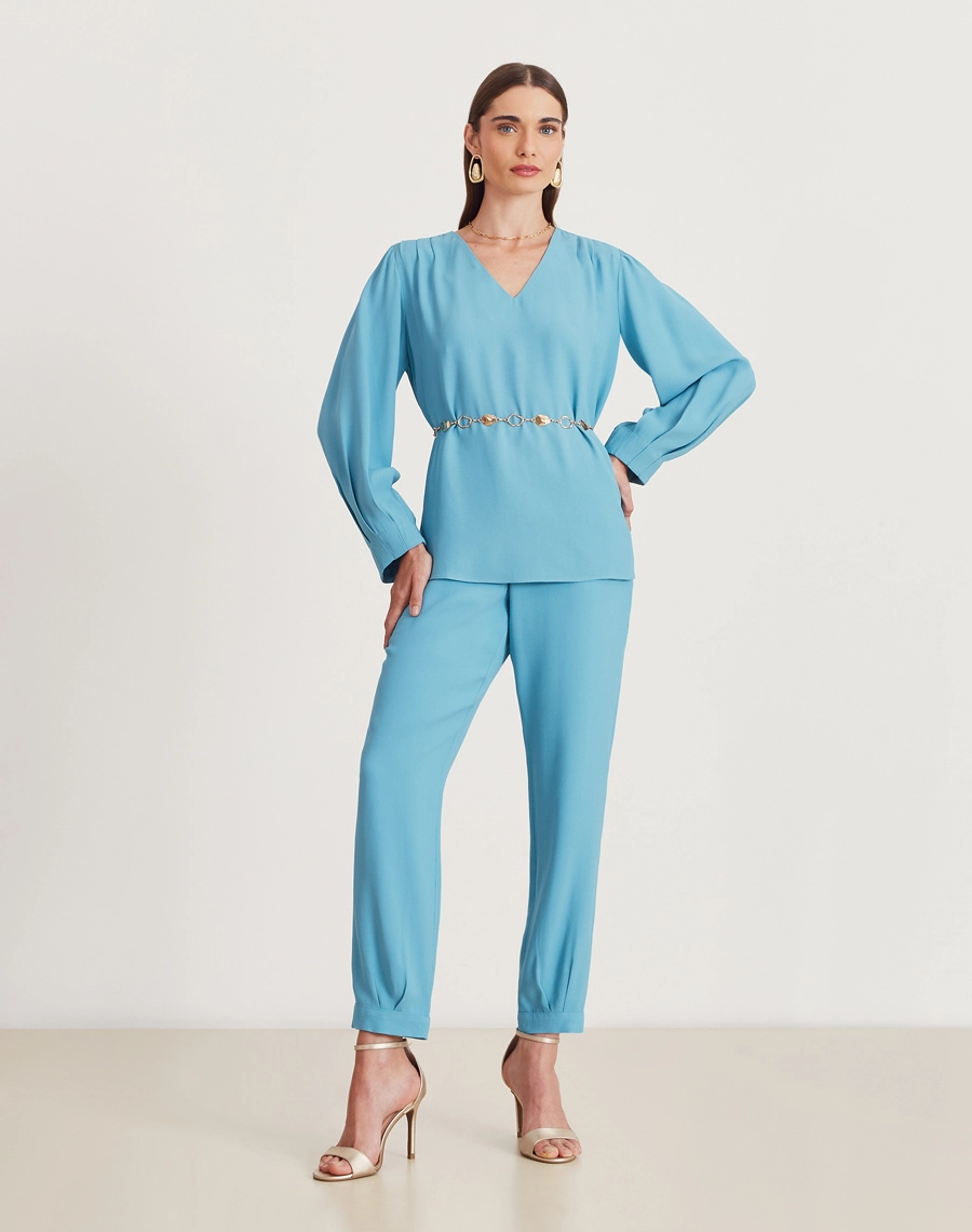 A Blusa Vitória é confeccionada em crepe patou. Indispensável para quem busca um visual elegante e versátil, a Blusa Vitória é perfeita para transitar facilmente entre reuniões de trabalho e eventos sociais, tanto de dia quanto à noite.
