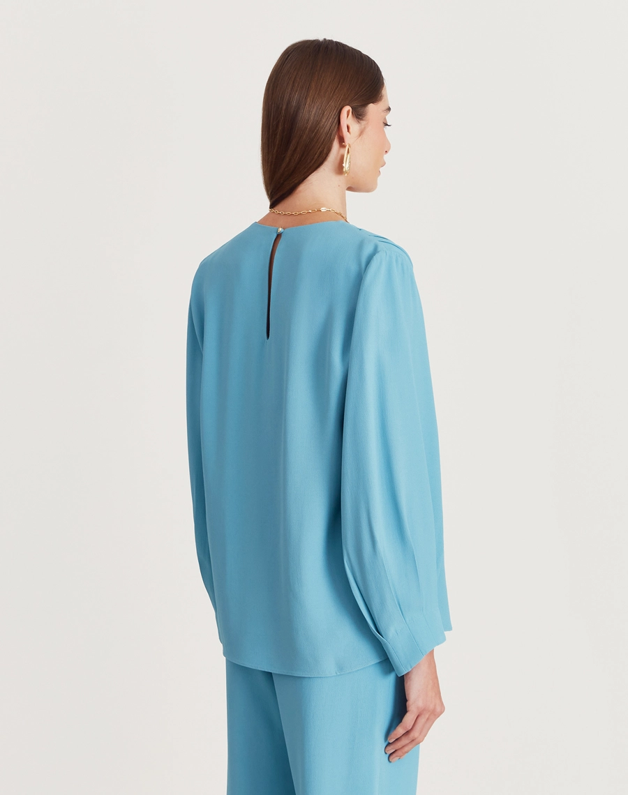 A Blusa Vitória é confeccionada em crepe patou. Indispensável para quem busca um visual elegante e versátil, a Blusa Vitória é perfeita para transitar facilmente entre reuniões de trabalho e eventos sociais, tanto de dia quanto à noite.