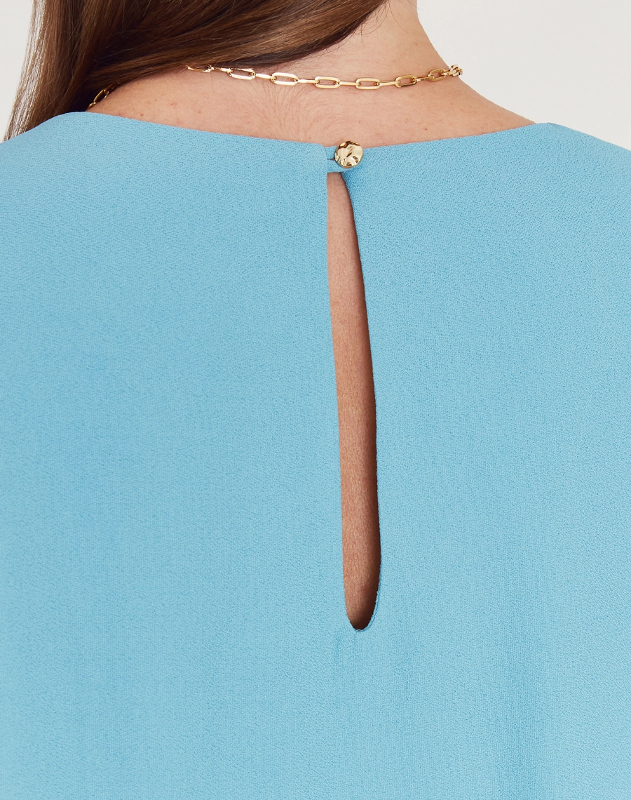 A Blusa Vitória é confeccionada em crepe patou. Indispensável para quem busca um visual elegante e versátil, a Blusa Vitória é perfeita para transitar facilmente entre reuniões de trabalho e eventos sociais, tanto de dia quanto à noite.