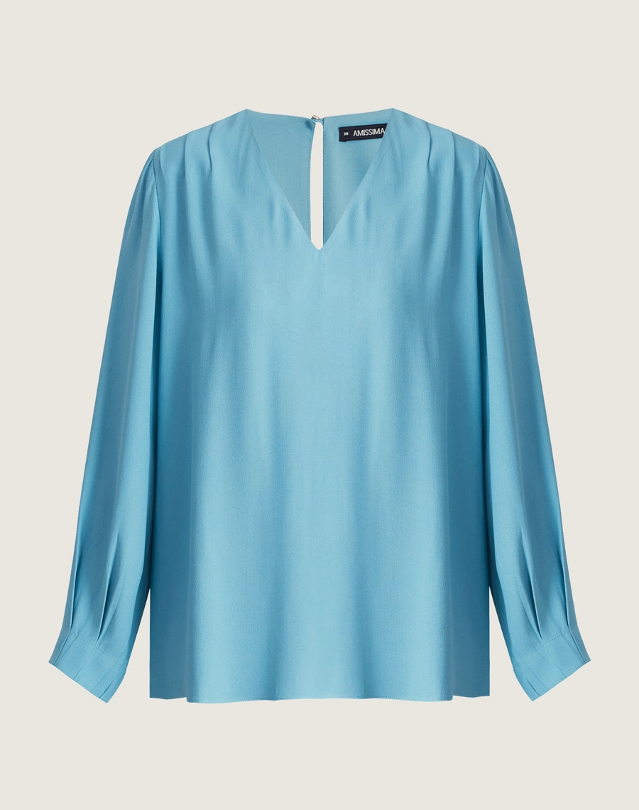 A Blusa Vitória é confeccionada em crepe patou. Indispensável para quem busca um visual elegante e versátil, a Blusa Vitória é perfeita para transitar facilmente entre reuniões de trabalho e eventos sociais, tanto de dia quanto à noite.
