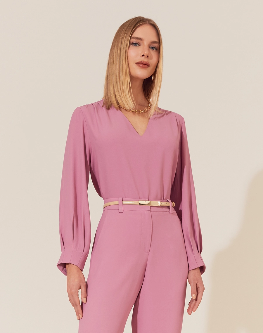 A Blusa Vitória é confeccionada em crepe patou. Indispensável para quem busca um visual elegante e versátil, a Blusa Vitória é perfeita para transitar facilmente entre reuniões de trabalho e eventos sociais, tanto de dia quanto à noite.