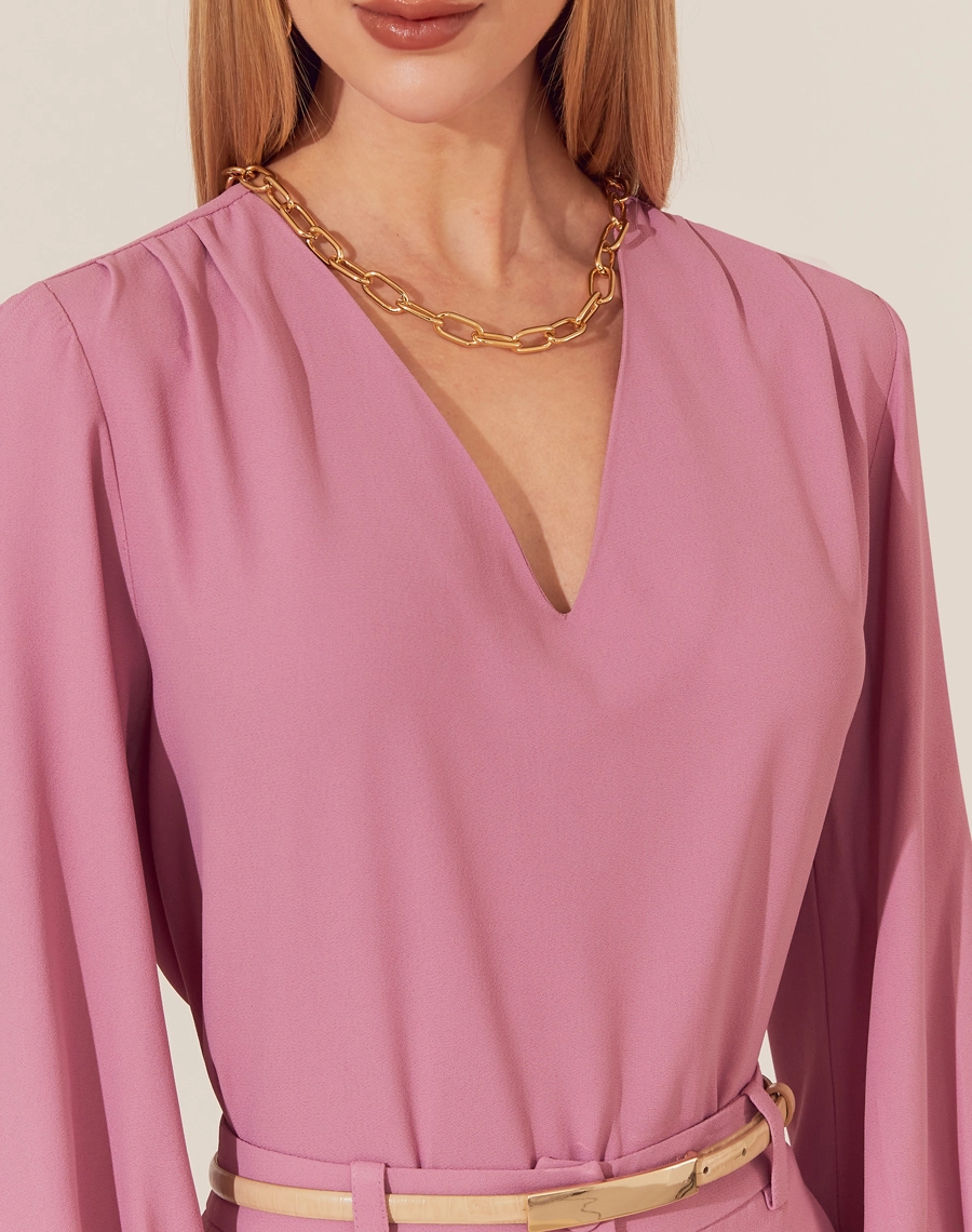 A Blusa Vitória é confeccionada em crepe patou. Indispensável para quem busca um visual elegante e versátil, a Blusa Vitória é perfeita para transitar facilmente entre reuniões de trabalho e eventos sociais, tanto de dia quanto à noite.