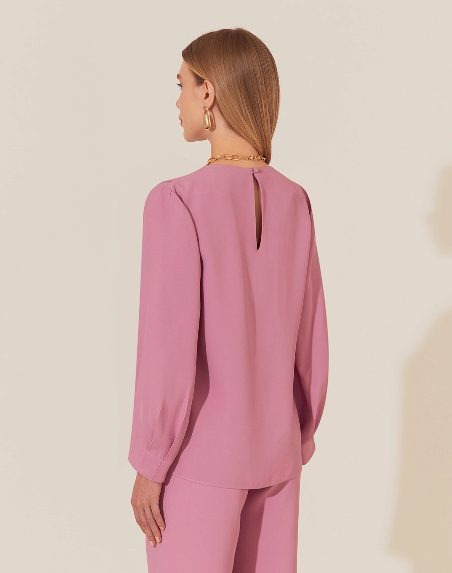 A Blusa Vitória é confeccionada em crepe patou. Indispensável para quem busca um visual elegante e versátil, a Blusa Vitória é perfeita para transitar facilmente entre reuniões de trabalho e eventos sociais, tanto de dia quanto à noite.