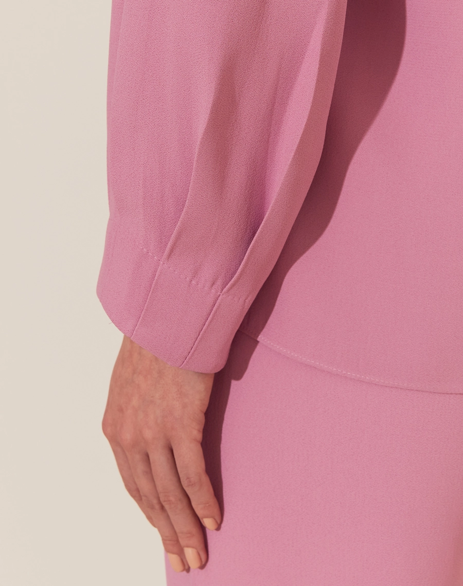 A Blusa Vitória é confeccionada em crepe patou. Indispensável para quem busca um visual elegante e versátil, a Blusa Vitória é perfeita para transitar facilmente entre reuniões de trabalho e eventos sociais, tanto de dia quanto à noite.